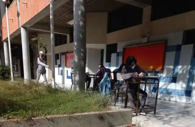 Al aire libre: Sin luz, estudiantes de la ULA recurren a clases “endógenas”