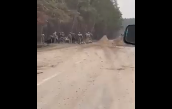 Impactante VIDEO muestra como un tanque ruso disparó a quemaropa a soldados ucranianos desprevenidos