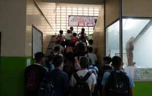 Lo que se esconde detrás del “chalequeo” en las escuelas y liceos de Venezuela