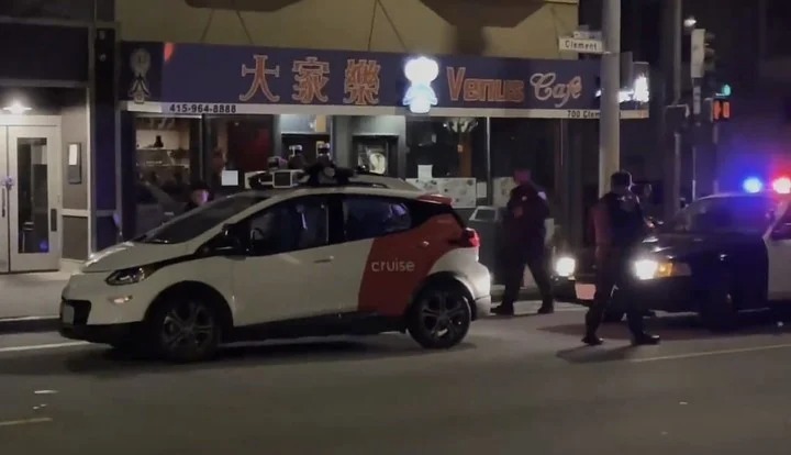 VIRAL: Un auto sin conductor “intentó fugarse” de un control policial (VIDEO)