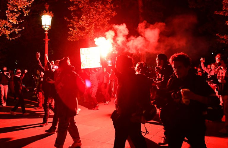 Violentas protestas se registraron en Francia tras reelección de Macron como presidente (Fotos y videos)