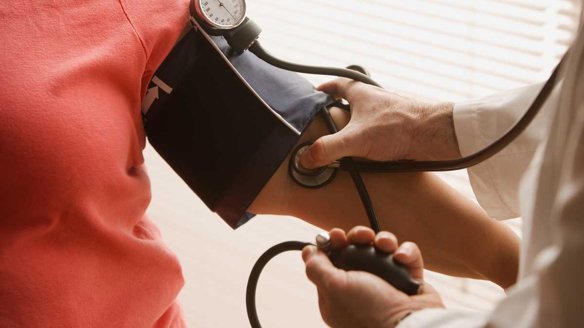 ¿Por qué la presión arterial puede subir cuando hace frío?