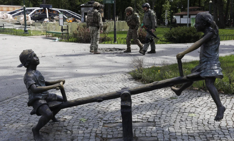 Las 13 tomas del ataque ruso contra un parque de diversiones en Kharkiv: Putin lanza misiles “como los grupos terroristas”