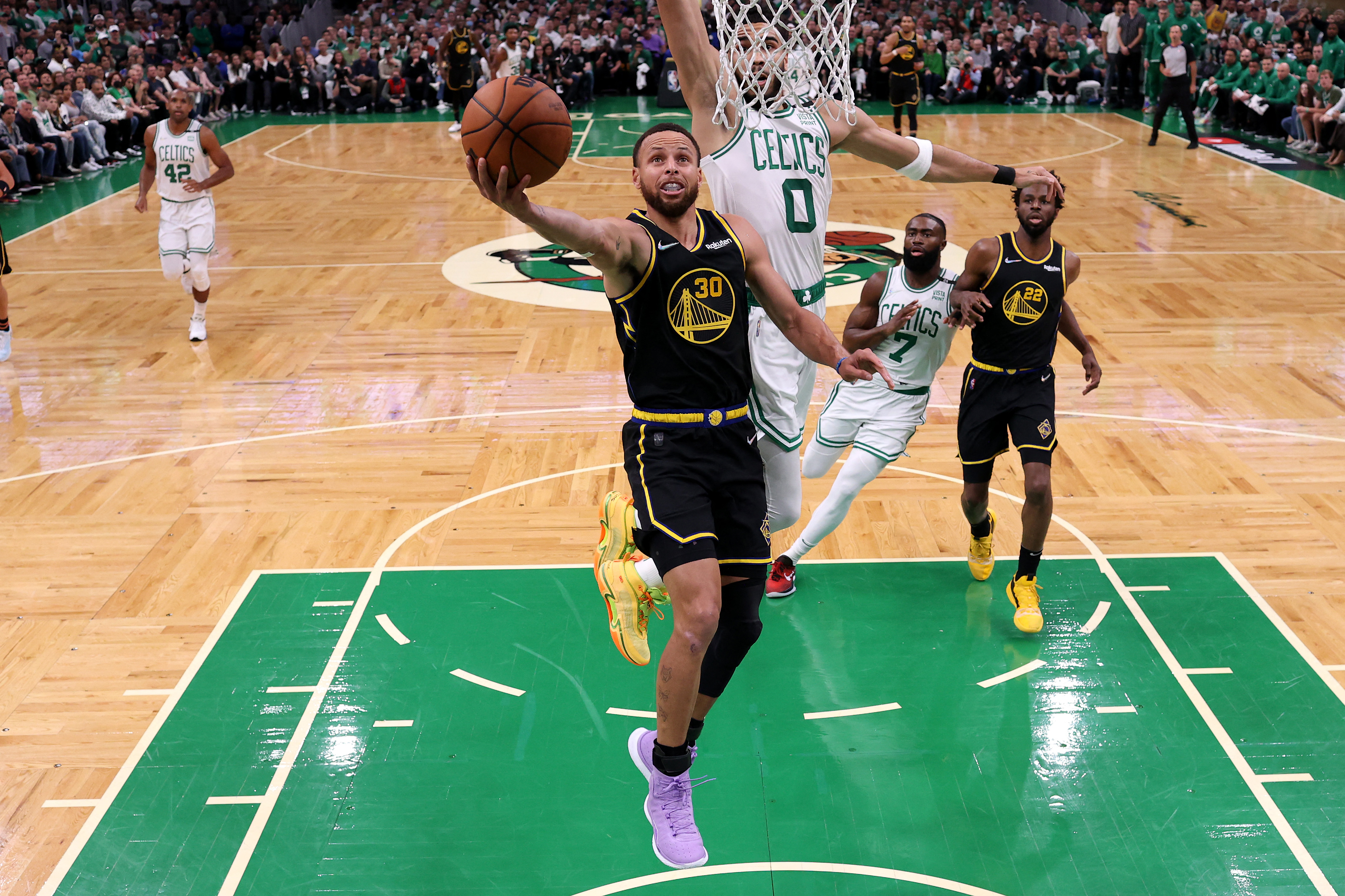 Finales de la NBA se acercan al momento decisivo con un Stephen Curry desatado