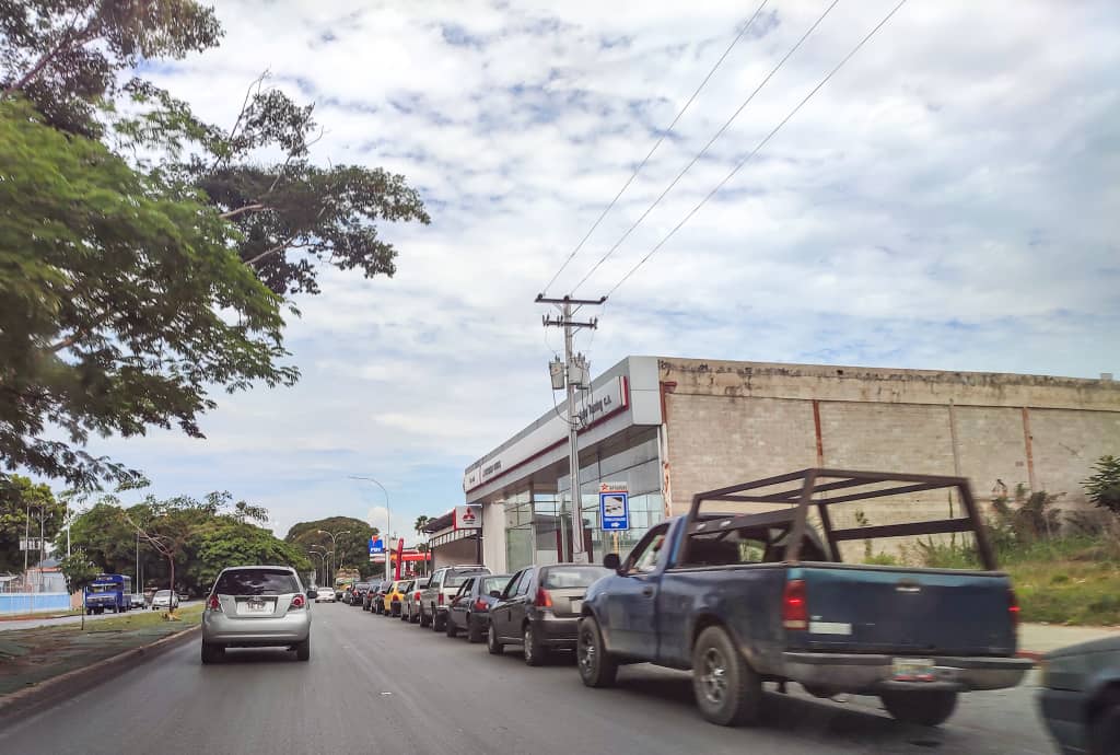 Kilométricas colas para surtir gasolina, el “pan de cada” día en Aragua