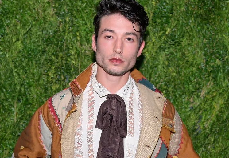 Ezra Miller recuerda a Charles Manson al alojar tres niños en una granja llena de armas