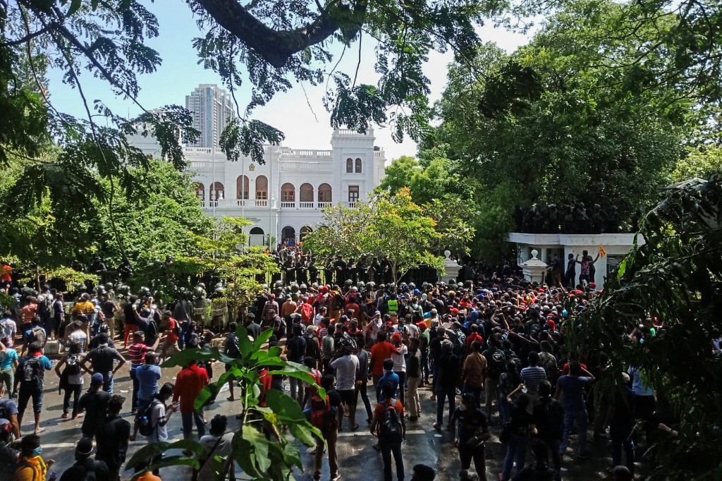 Manifestantes irrumpen en la oficina del primer ministro de Sri Lanka