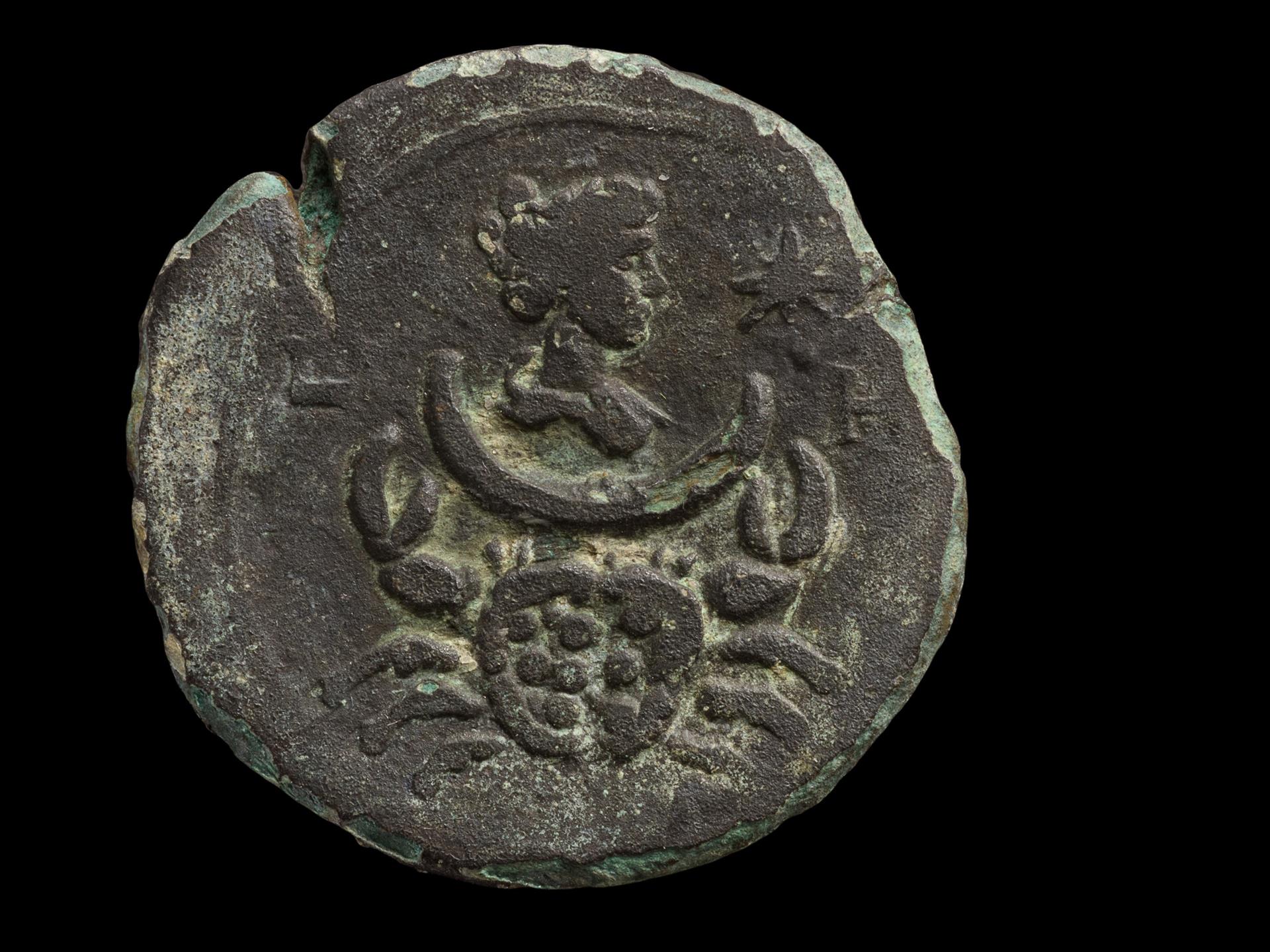 Hallan la moneda con representación de diosa romana de la luna en costa israelí