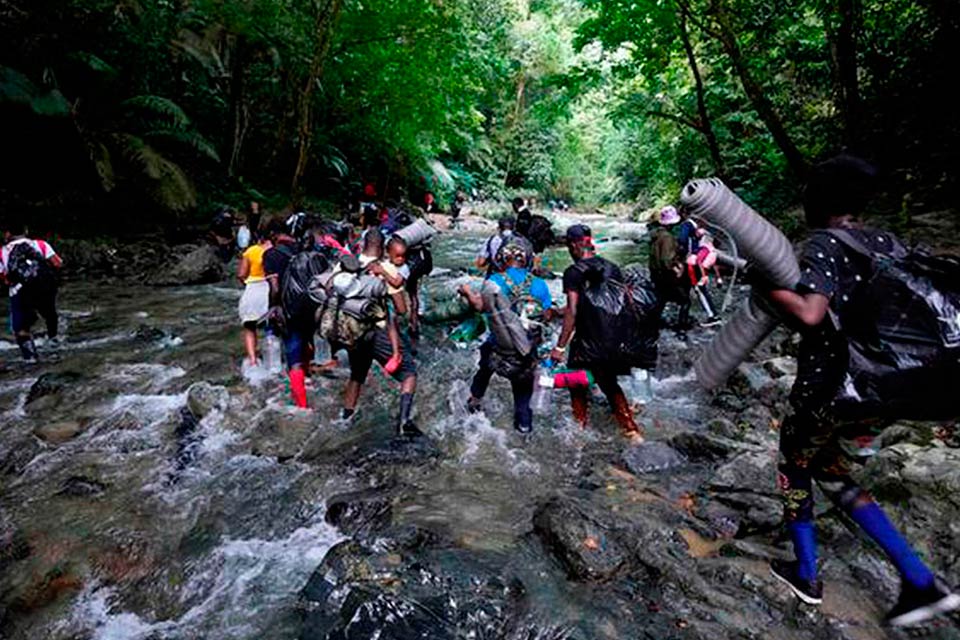 EN VIDEO: cadena humana de migrantes que busca atravesar un caudaloso río en la selva del Darién