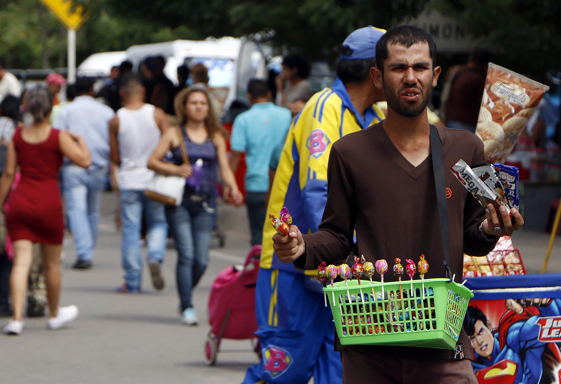 El comercio informal se convirtió en la principal fuente de empleo para venezolanos en Colombia