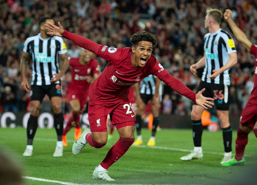 Fabio Carvalho salvó al Liverpool con sufrida remontada ante Newcastle