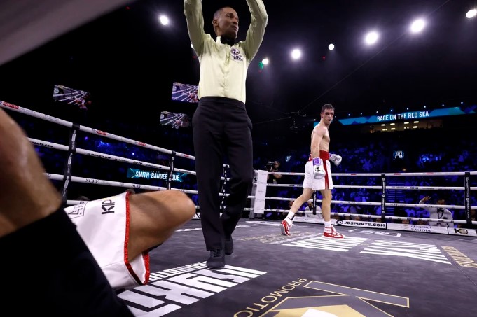 El brutal nocaut de Callum Smith que dejó a su rival enredado contra las cuerdas (VIDEO)