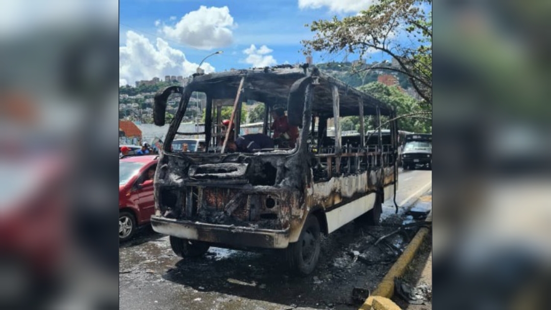 Conductor resultó lesionado por quemaduras, tras incendiarse su camioneta en el terminal La Bandera #4Ago (Fotos y videos)