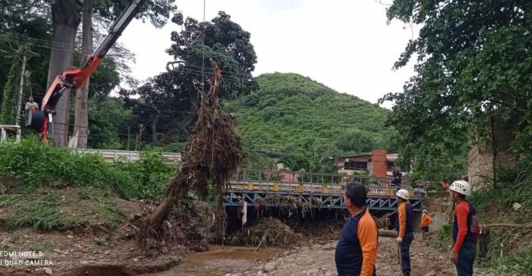 Viviendas destruidas y avenida desplomada: Lo que se llevó la crecida del río Chuare en Macarapana, Sucre (VIDEO)