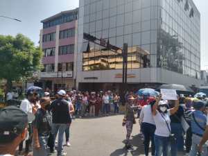 “Queremos nuestro dinero completo”: Trabajadores activos y jubilados protestaron frente a la gobernación de Anzoátegui