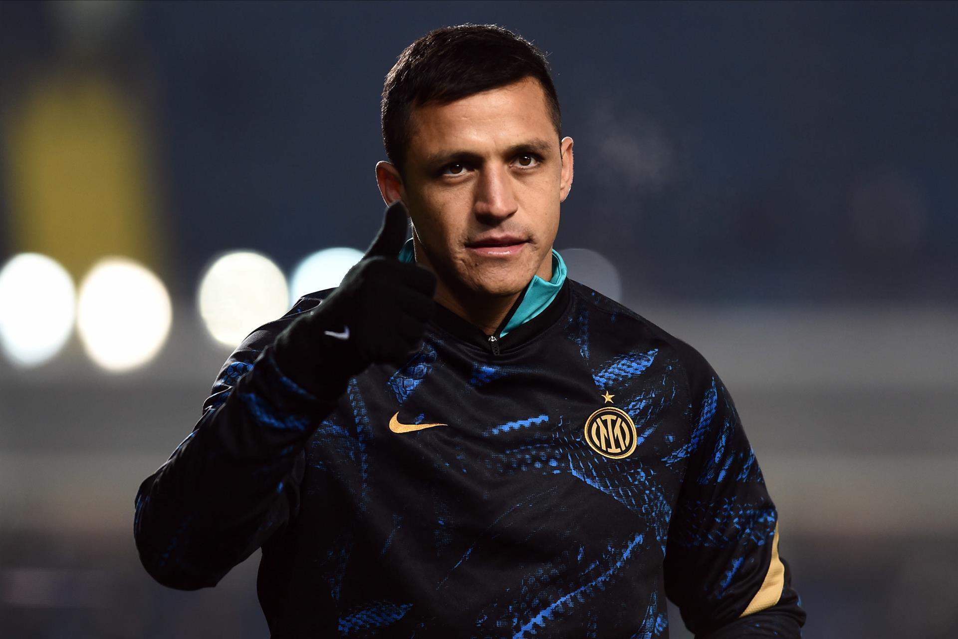 Alexis Sánchez, estrella del fútbol chileno, aterriza en Francia para fichar con el Marsella