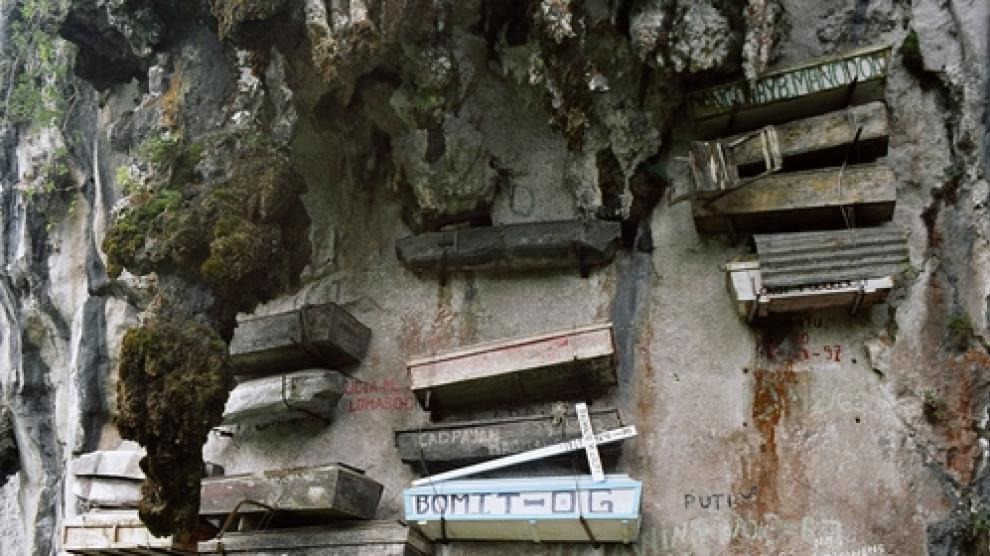 Los muertos flotan en el aíre: El increíble cementerio colgante situado en la ladera de una montaña