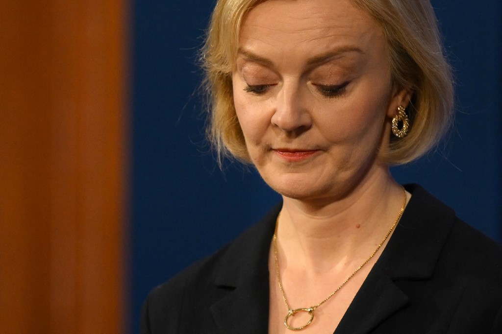 Liz Truss lucha por mantenerse en el cargo de primera ministra británica