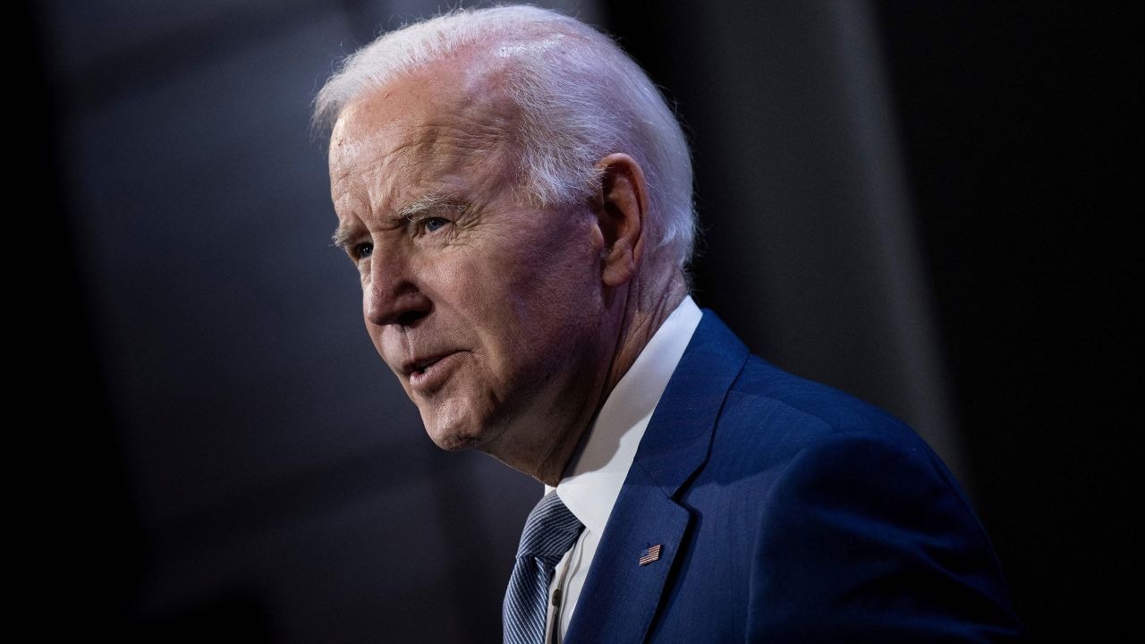 “Un Ave María tras otro”: Gobierno de Biden batalla con la política fronteriza y alimenta la frustración