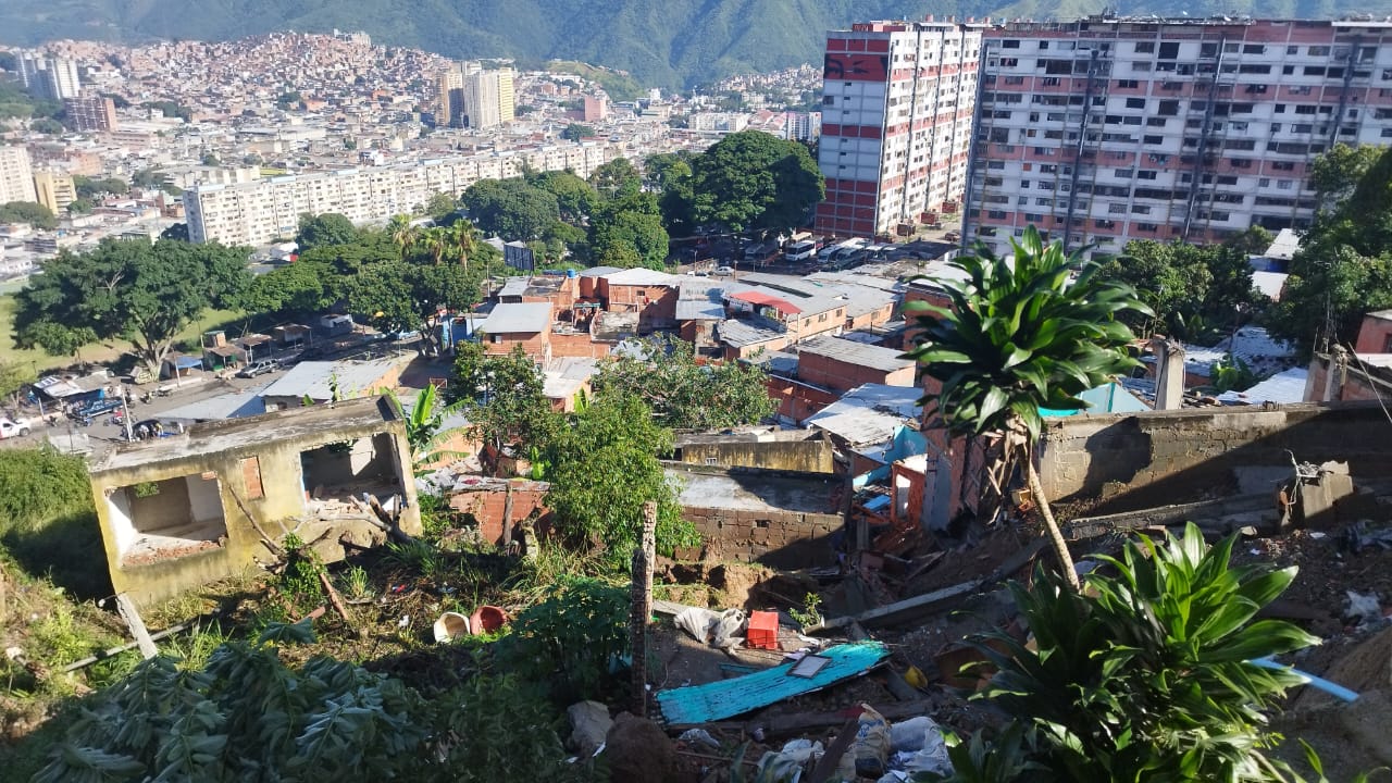 “Fue un sonido tan horrible”: El relato de una de las vecinas de el 23 de Enero tras derrumbe (VIDEO)