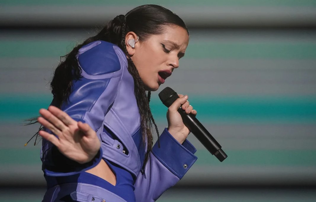 La inesperada reacción de Rosalía tras ser golpeada con un ramo de flores en pleno concierto (VIDEO)