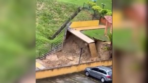 EN VIDEO: Así se derrumbó un muro dentro de una urbanización en Baruta producto de las lluvias este #6Oct