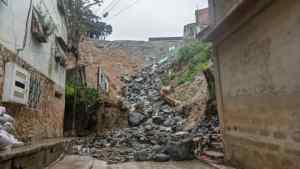 Lluvias causan derrumbes y dejan sin luz a vecinos de San José Cotiza este #6Oct (IMÁGENES)