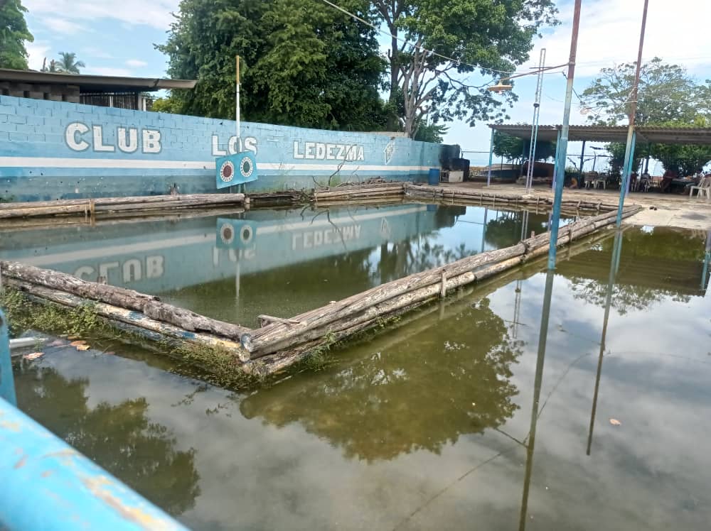 En Los Uveros de Cumaná hacen malabares al caminar para no salpicarse con agua piche