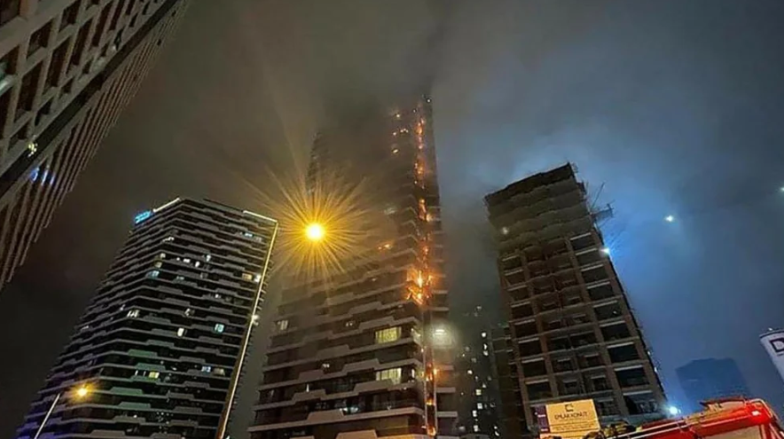 Impresionante incendio se propagó por una torre de 24 pisos en Estambul (video)