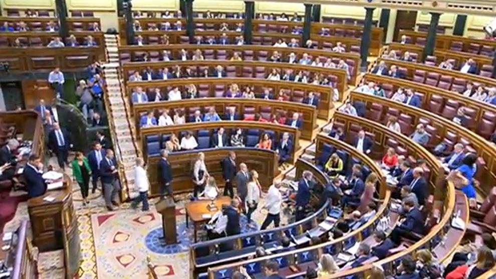 El plantón de varios diputados a Pedro Sánchez, quien hizo esperar a Felipe VI en un desfile (VIDEO)