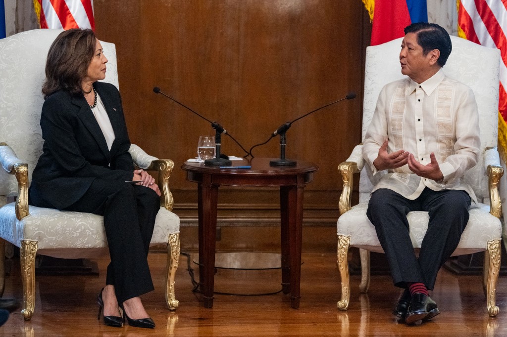 Harris afirma que EEUU defenderá a Filipinas en el Mar de China Meridional (Video)