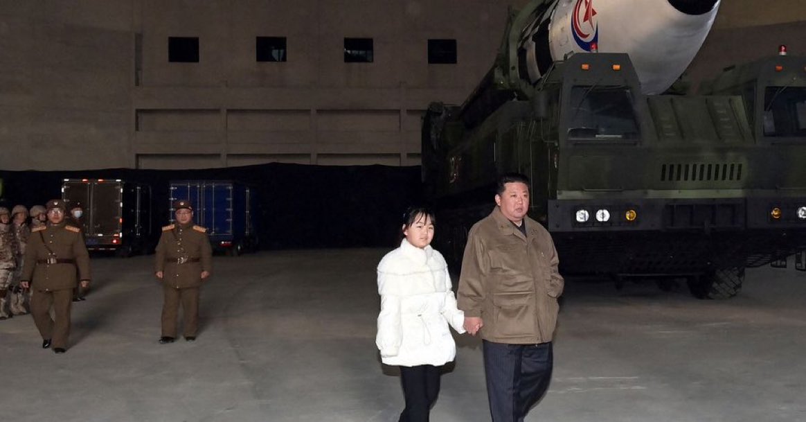 Por primera vez, Kim Jong-un muestra a su hija públicamente… pero en una prueba de misiles (FOTOS)