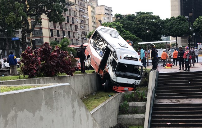 Caos en Altamira tras la colisión de dos autobuses en la plaza Francia este #3Nov: reportan al menos 19 heridos (FOTOS)