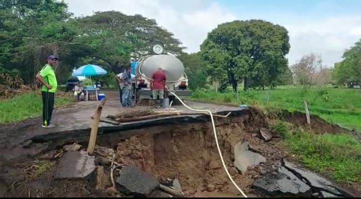 El ingenioso sistema de productores zulianos para sortear el colapso de un puente y no perder la mercancía (VIDEO)