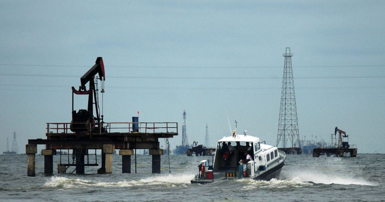 Exportaciones de crudo venezolano fluyen con documentos falsos y barcos iraníes