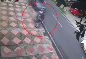 Video sensible: conductor arrolló y ocasionó la muerte de motorizado venezolano en Colombia
