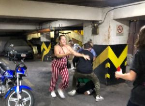 Exigen imputar a colectivos que golpearon a dueños de estacionamiento invadido en Caracas