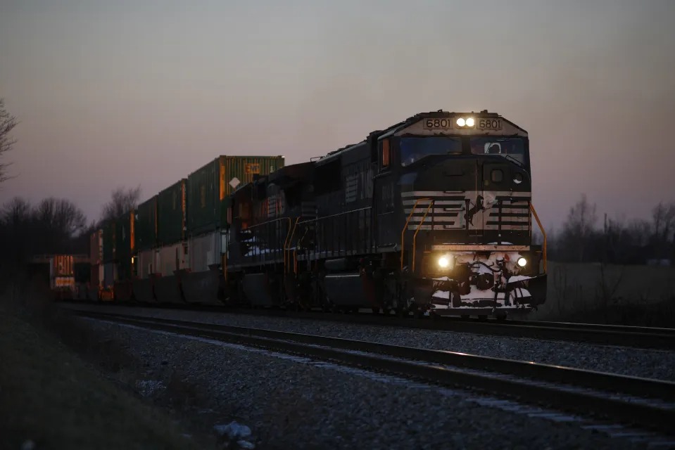 Tren se descarrila e impacta a camión cargado con barreras de concreto en Tennessee (VIDEO)