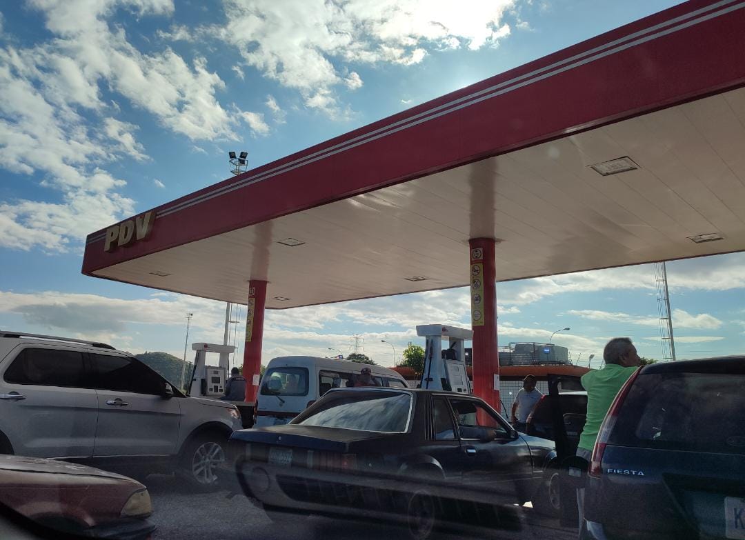En Maracay se calan kilométricas colas para surtir gasolina dolarizada