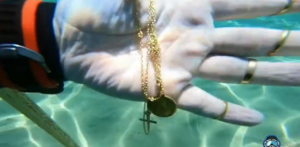 Se compró un detector de metales y encontró tesoros bajo el mar (Video)