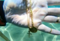 Se compró un detector de metales y encontró tesoros bajo el mar (Video)