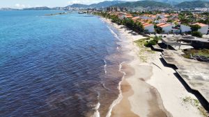 Prolongan indefinidamente medida de cierre de playas de Lechería por derrame petrolero