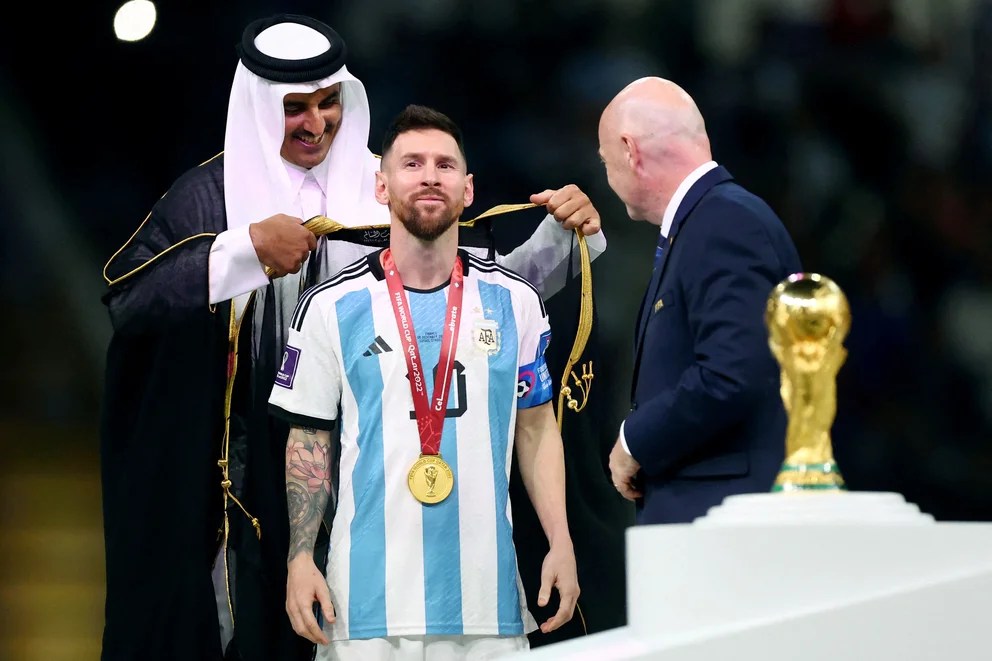 La historia de la capa negra que le pusieron a Messi tras ganar el Mundial