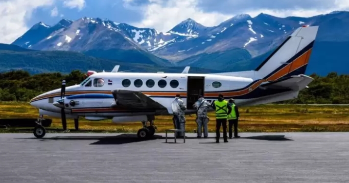 EN VIDEO: Avión pierde la puerta en pleno vuelo al poco tiempo de despegar