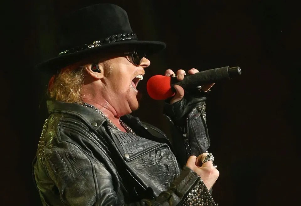 ¡Ouch! Axl Rose le lanzó un microfonazo a una mujer y la tumbó al piso durante un concierto (VIDEO)