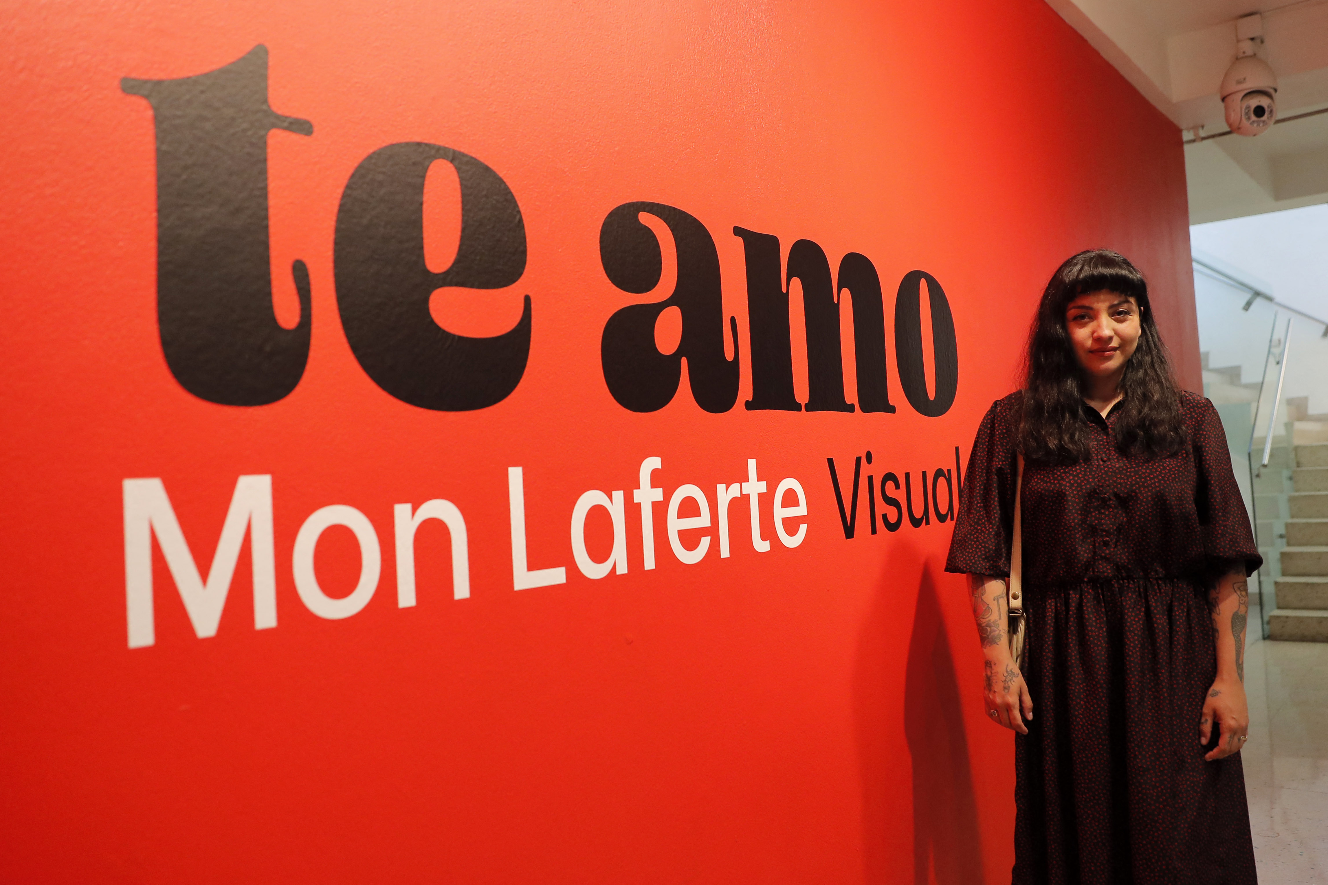 En Fotos: Mon Laferte se reveló como artista plástica con gran exposición en Chile