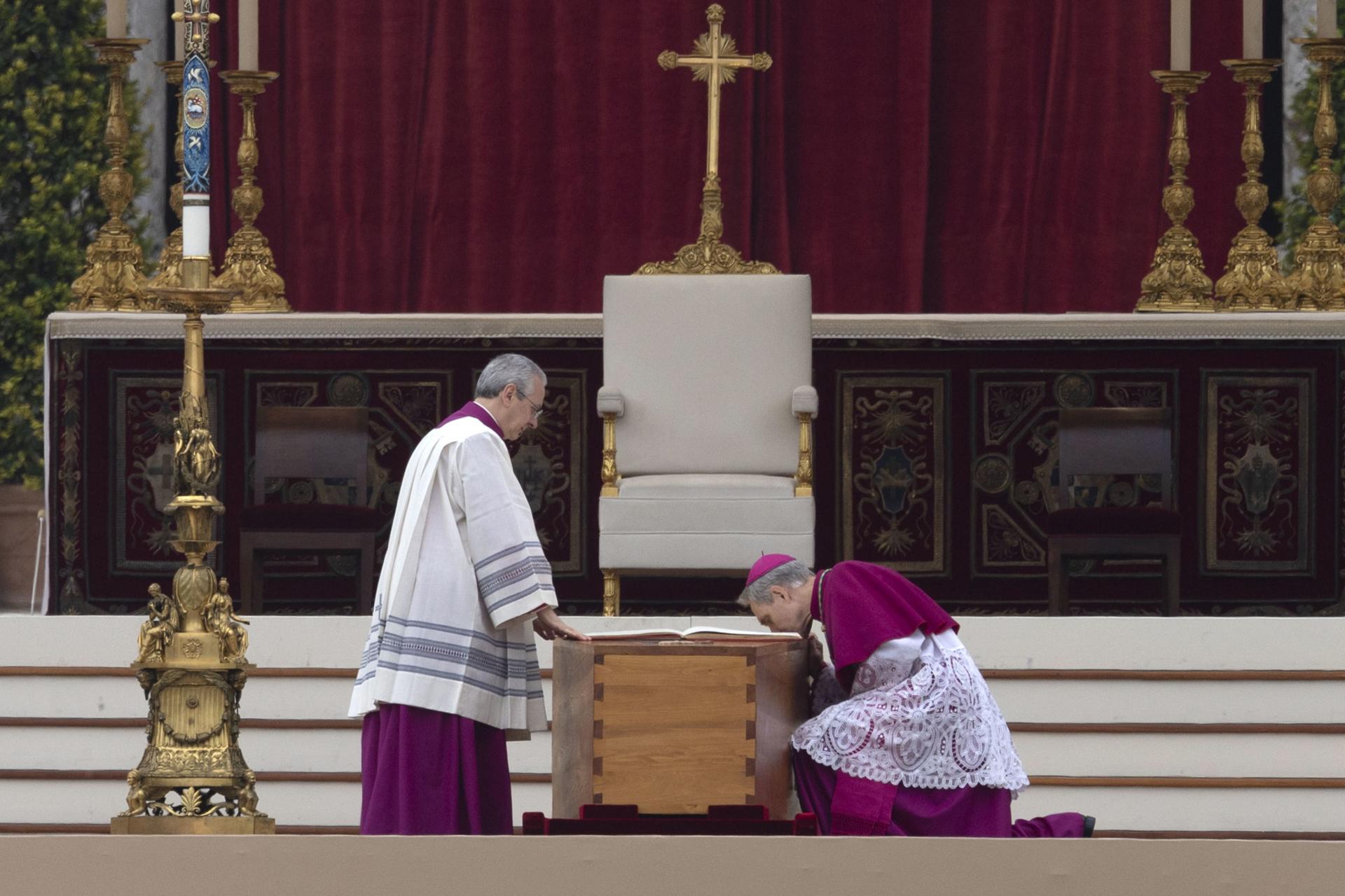 Benedicto XVI pidió destruir sus documentos privados, según su secretario personal