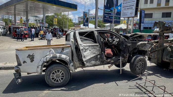 Al menos nueve muertos en dos ataques simultáneos con carros bomba en Somalia