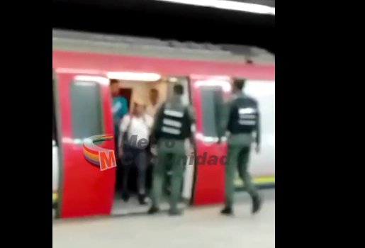 ¡Insólito! Grabaron a buhoneros amenazando y empujando a GNB en una estación del Metro de Caracas (VIDEO)