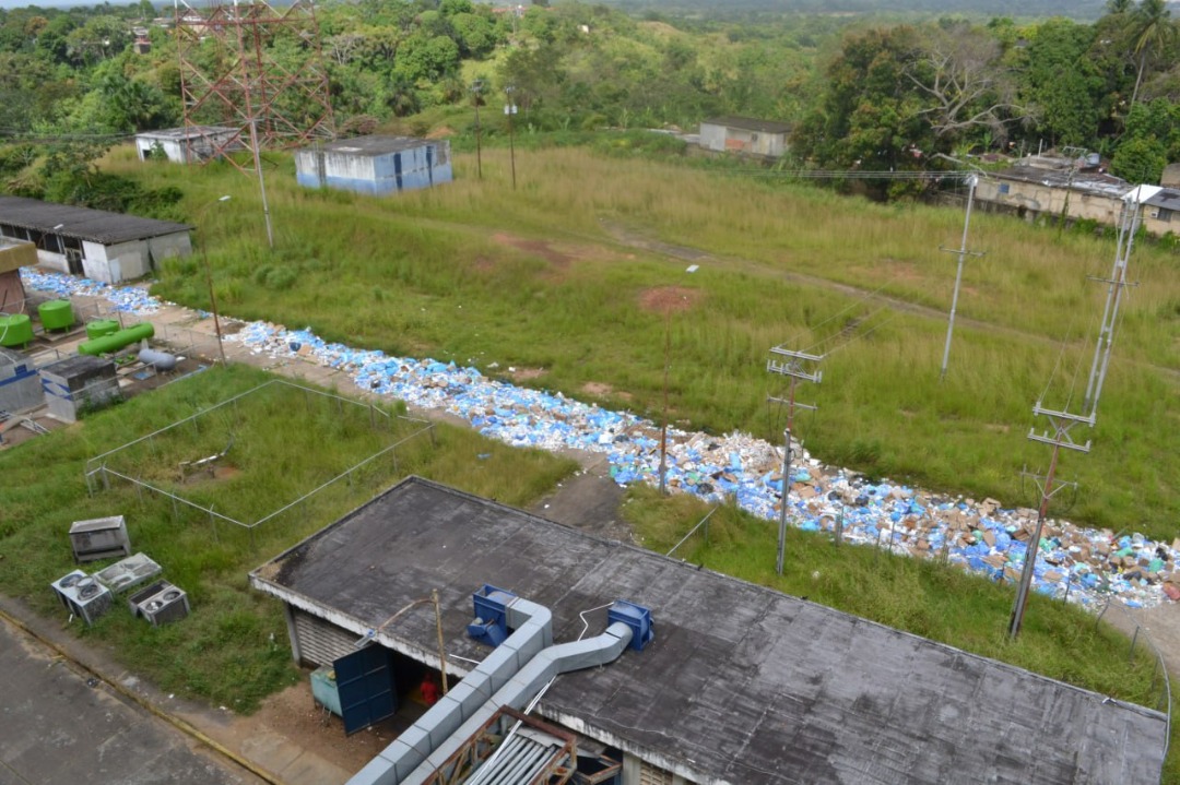 Desechos médicos se acumulan en el Hospital Central de Maturín… y el basurero está cerquita de la cocina (IMÁGENES)